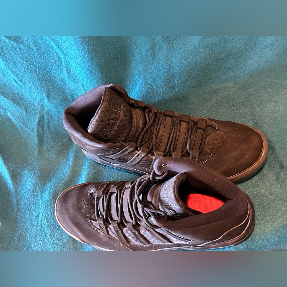 Jordan Max Aura “triple black”